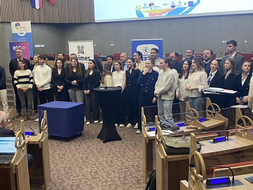 Les étudiants réunis au siège de Nîmes Métropole pour présenter leurs projets. Crédit photo GG