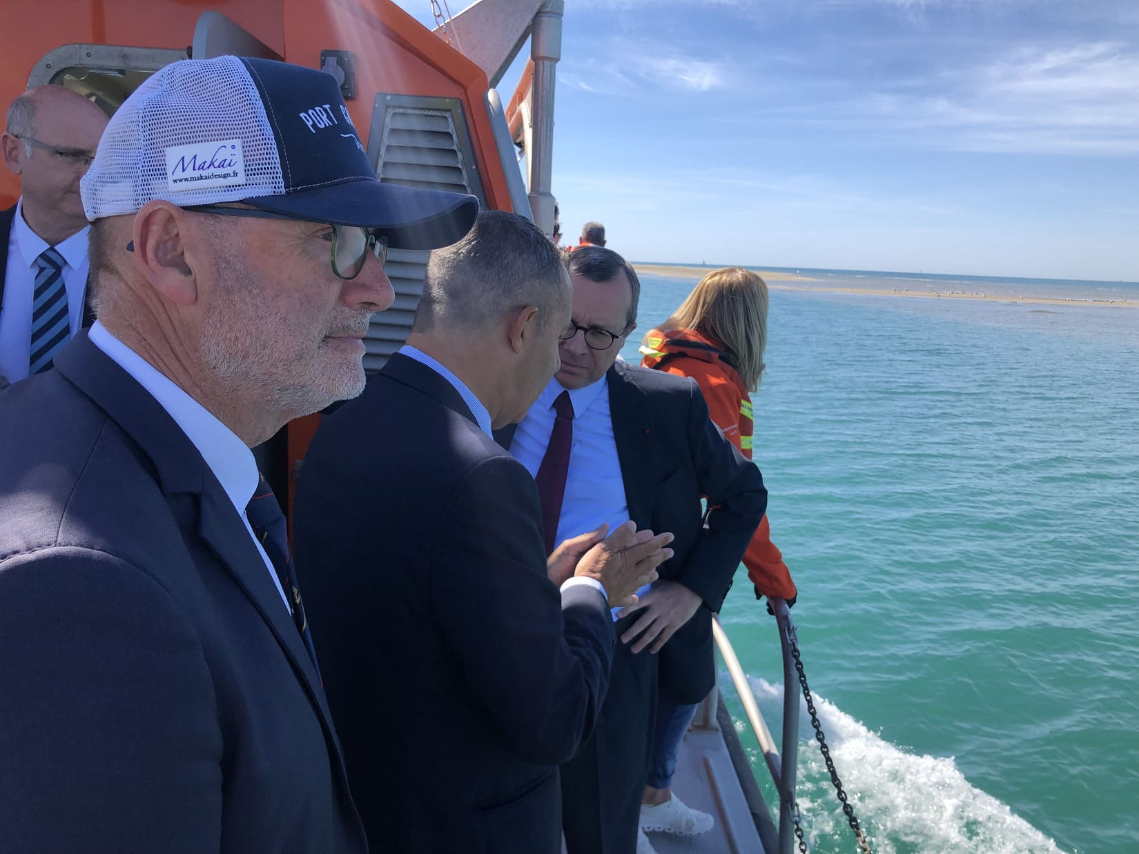 Le maire du Grau-du-Roi, Robert Crauste, aux côtés du maire de La Grande Motte et du préfet de Région lors du tour en bateau dans le port. Crédit photo : GG