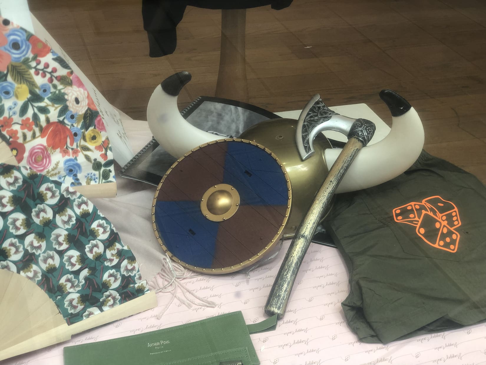 Des accessoires sont exposés à la boutique 421. Pour info, les cornes sur les casques sont popularisés par les BD Astérix mais étaient en réalité propres aux Vikings, non aux Gaulois. Crédit photo : GG 