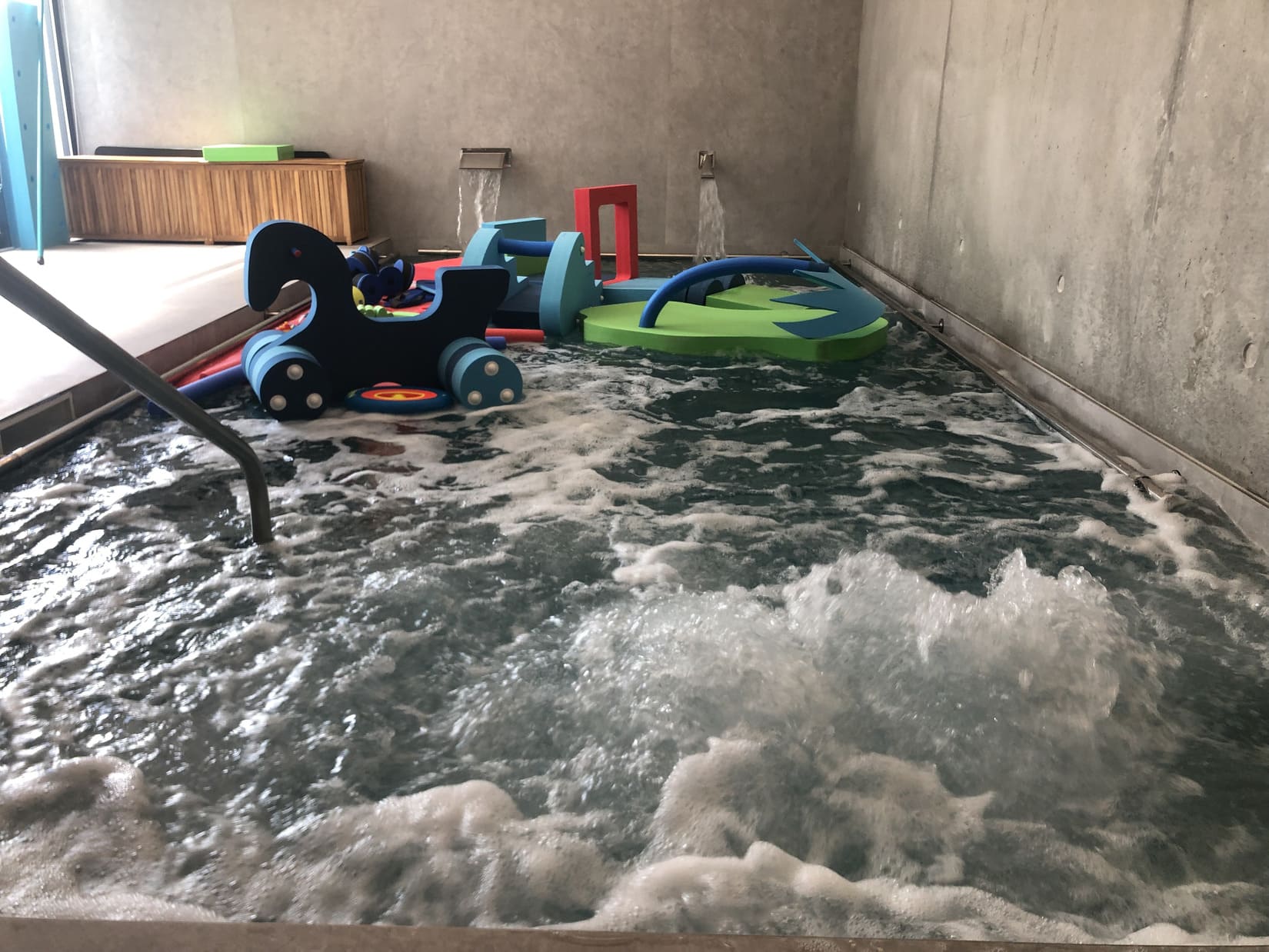 La piscine est adapté à la baignade des nourrissons accompagnés d'un de leur parent. Crédit photo : GG