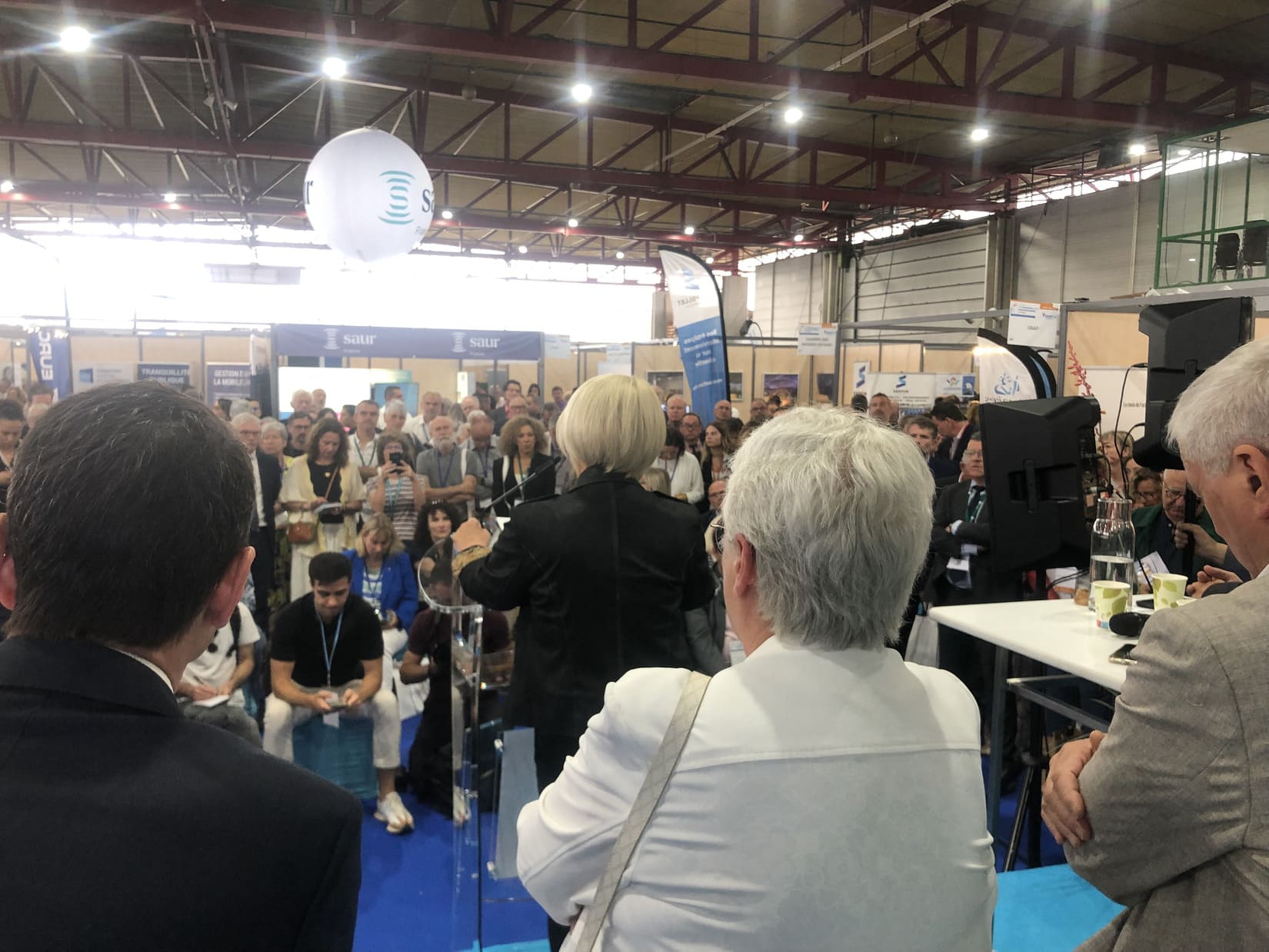 L'assemblée était nombreuse ce jeudi matin pour le discours des élus et de la préfète. Crédit photo : GG