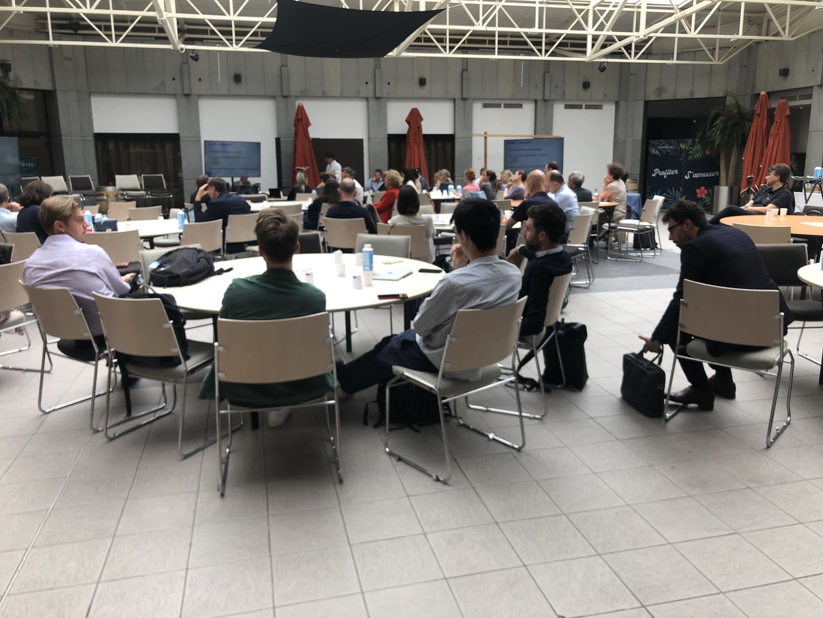 Les professionnels du secteur se sont réunis autour de tables rondes au Novotel Atria. Crédit photo : GG