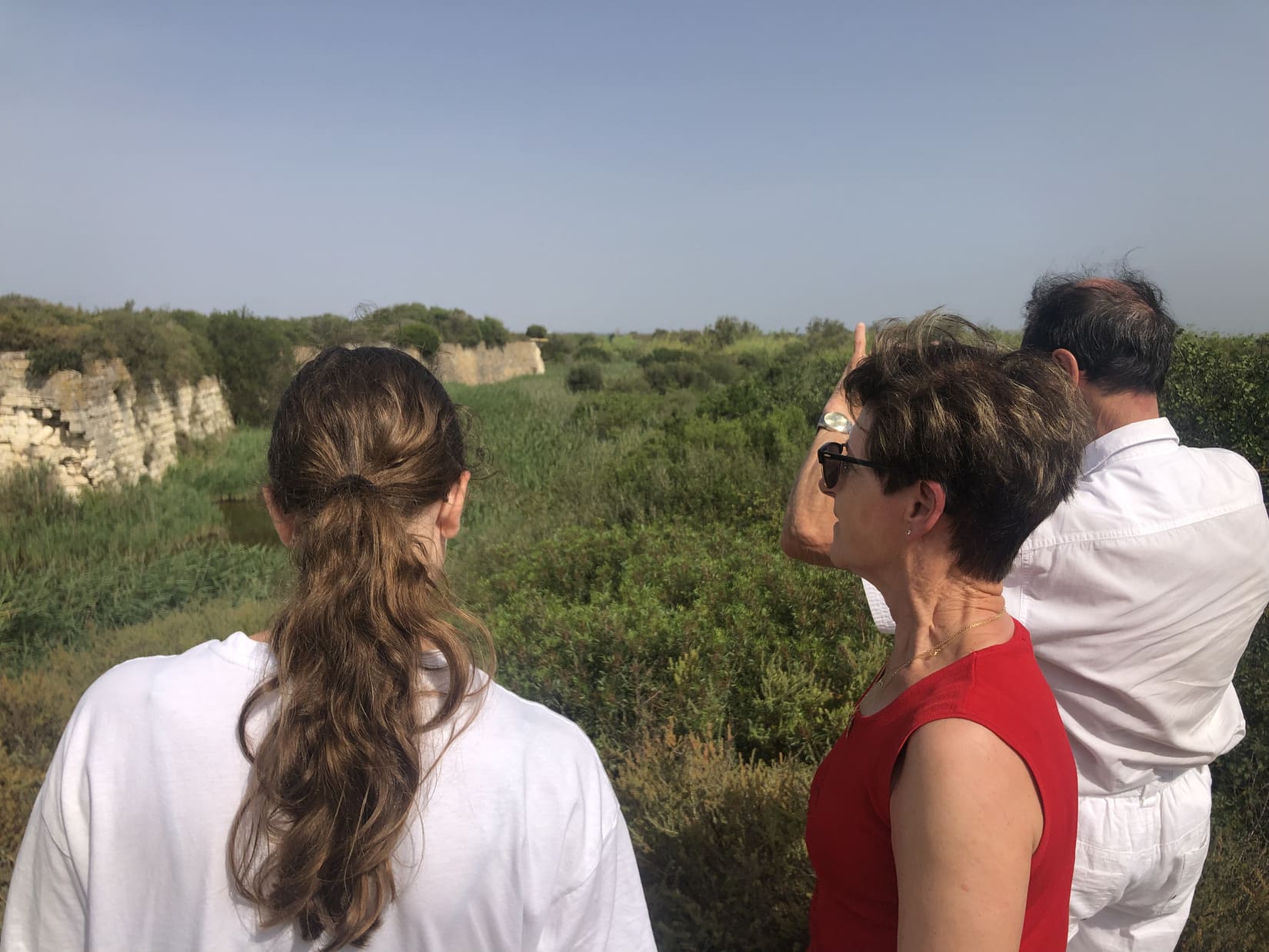 Ce safari fait un arrêt au Fort Peccais, hier si précieux pour protéger les salines et les canaux où l'on transportait le sel, aujourd'hui en ruines. Crédit photo : GG