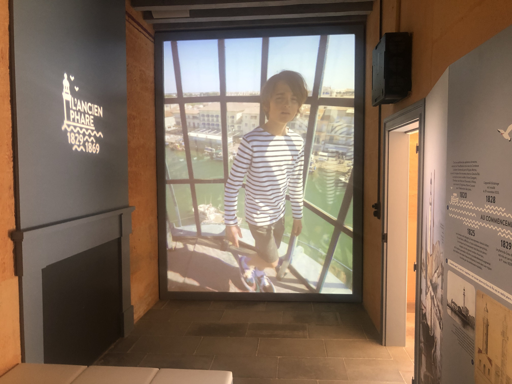 Une jeune Graulen filmé permet de montrer la vue du haut du phare, car les touristes ne peuvent pas y accéder. Crédit photo: GG