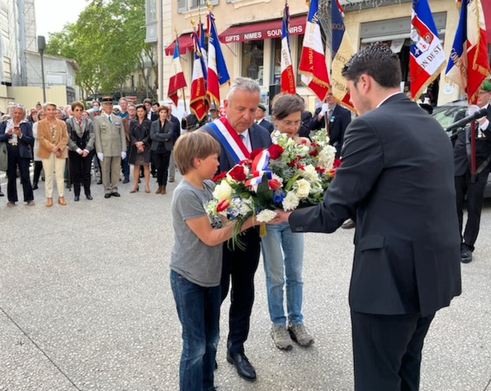 Dépot de gerbes en présence du sénateur Laurent Burgoa