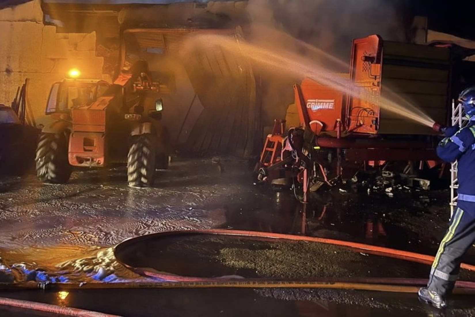 Fait divers incendie hangar nuit bâtiment agricole feu