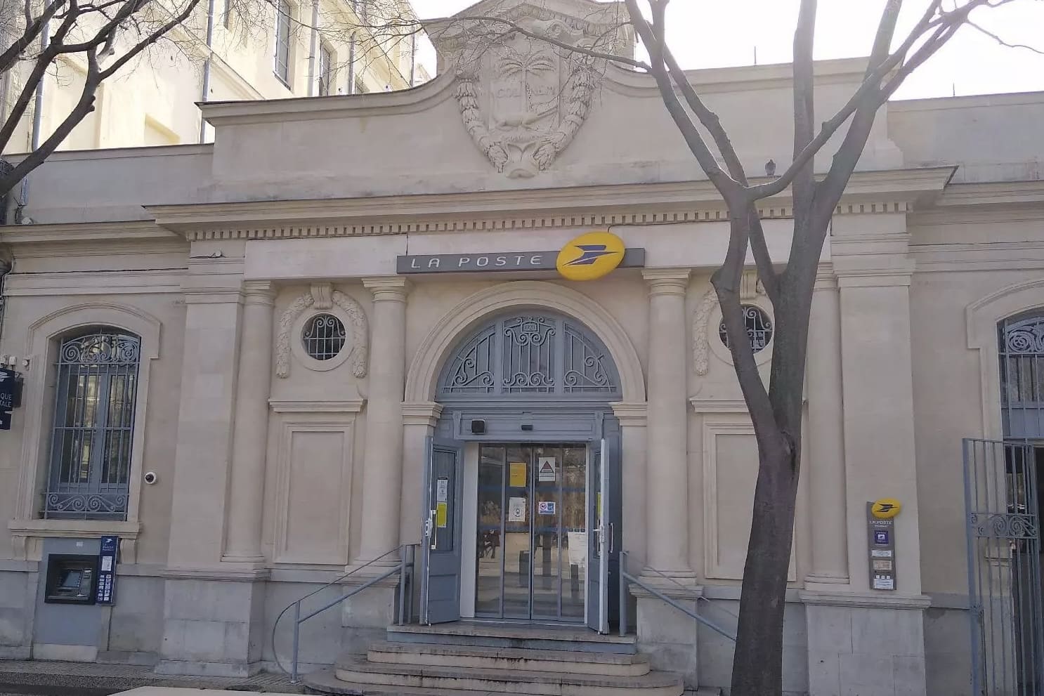 La Poste bureau de poste courrier colis esplanade Nîmes réouverture travaux