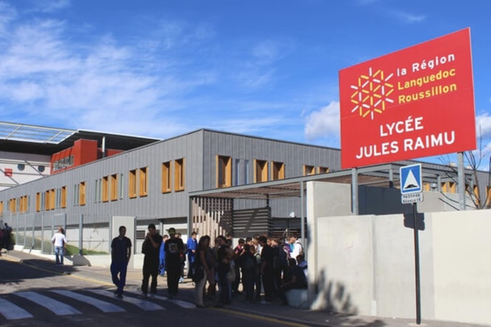 Incendie batteries automobiles lycée Jules Raimu fumées pompiers lithium