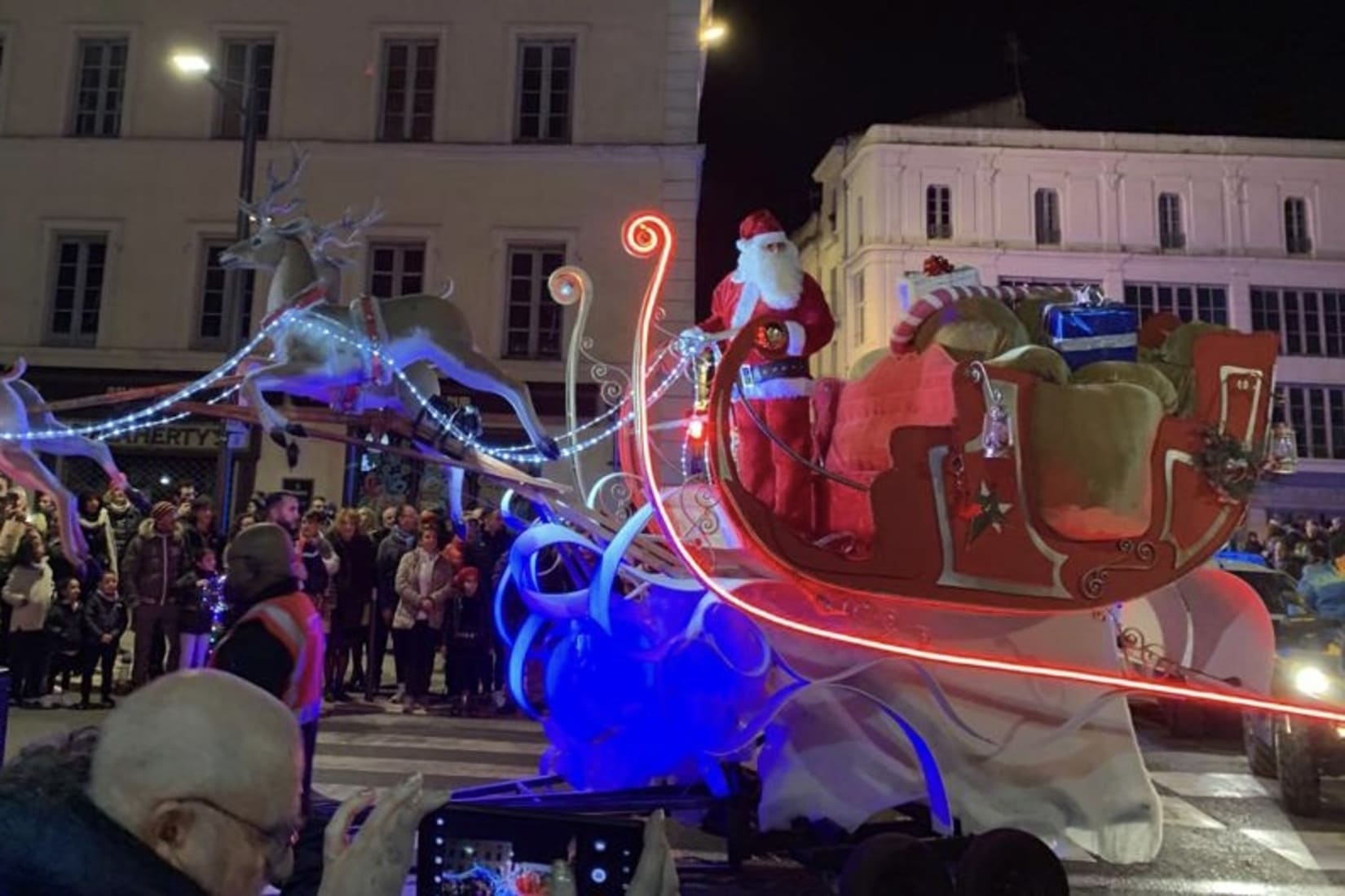 Franc succès parade Noël père Noël ours polaires pingouins danseurs