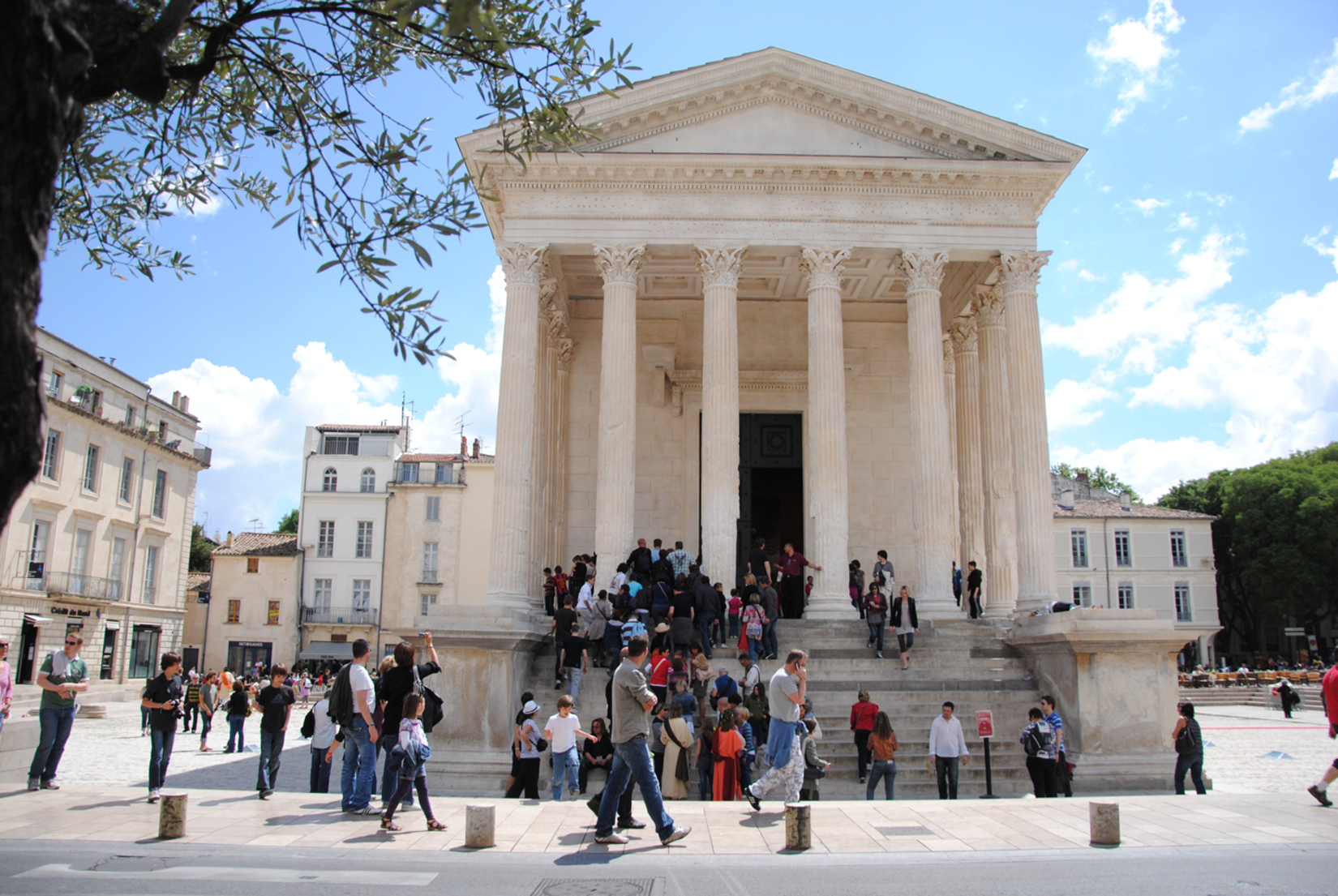 destinationnimes_leroutard_guide_guideduroutard_destinations_classement_meilleuresdestinations_villed'artetd'histoire_patrimoine_architecture_monumentsromains_maisoncarree_arenesdenimes_cite_tourisme_attractivite_voyages_reveildumidi_nimes_xavierdouais