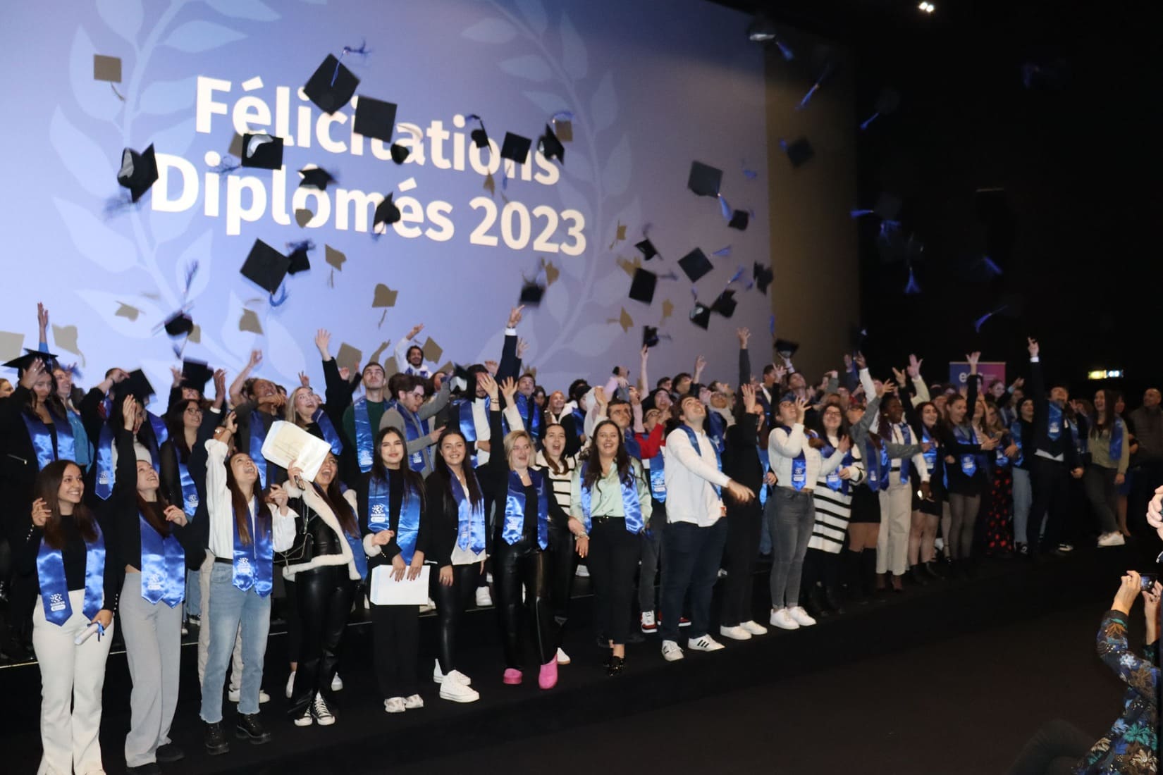 Remise des diplômes CCI Gard étudiants éducation