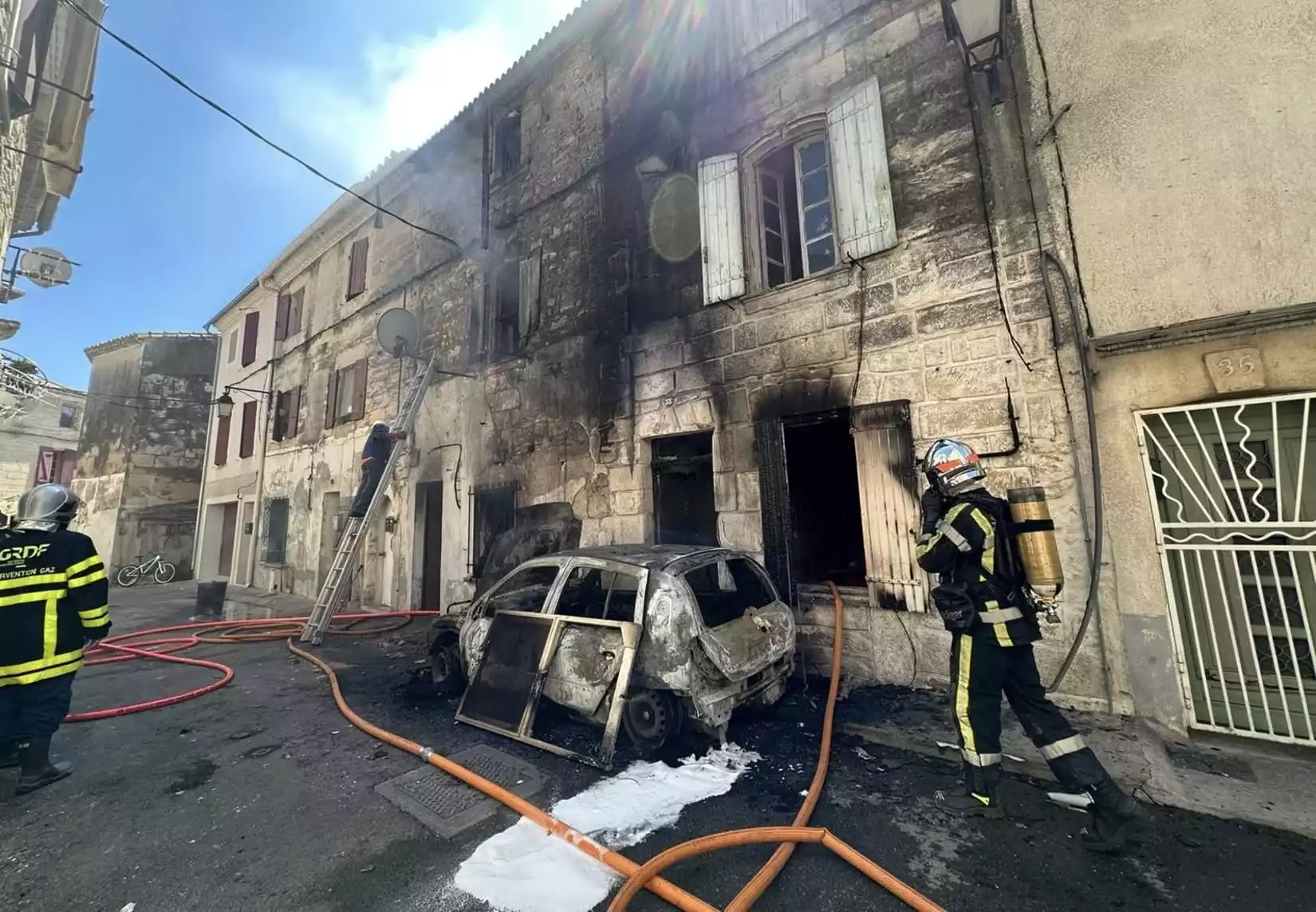 Fait divers incendie voiture conduite de gaz habitations feu pompiers voiture