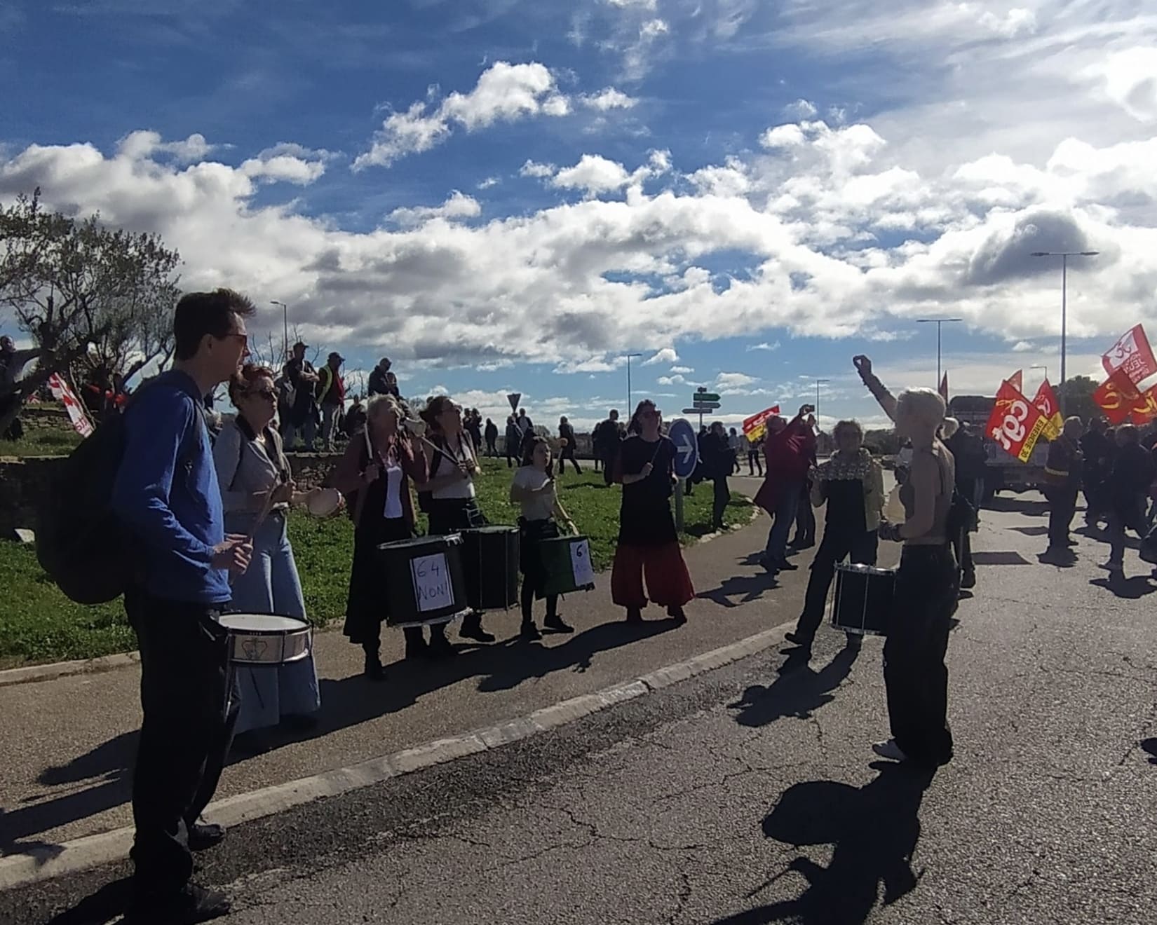 batucada_ajaio_association_sésames_manifestation_animation_musique_brésil_rio_manifestants_musiciens_leréveildumidi