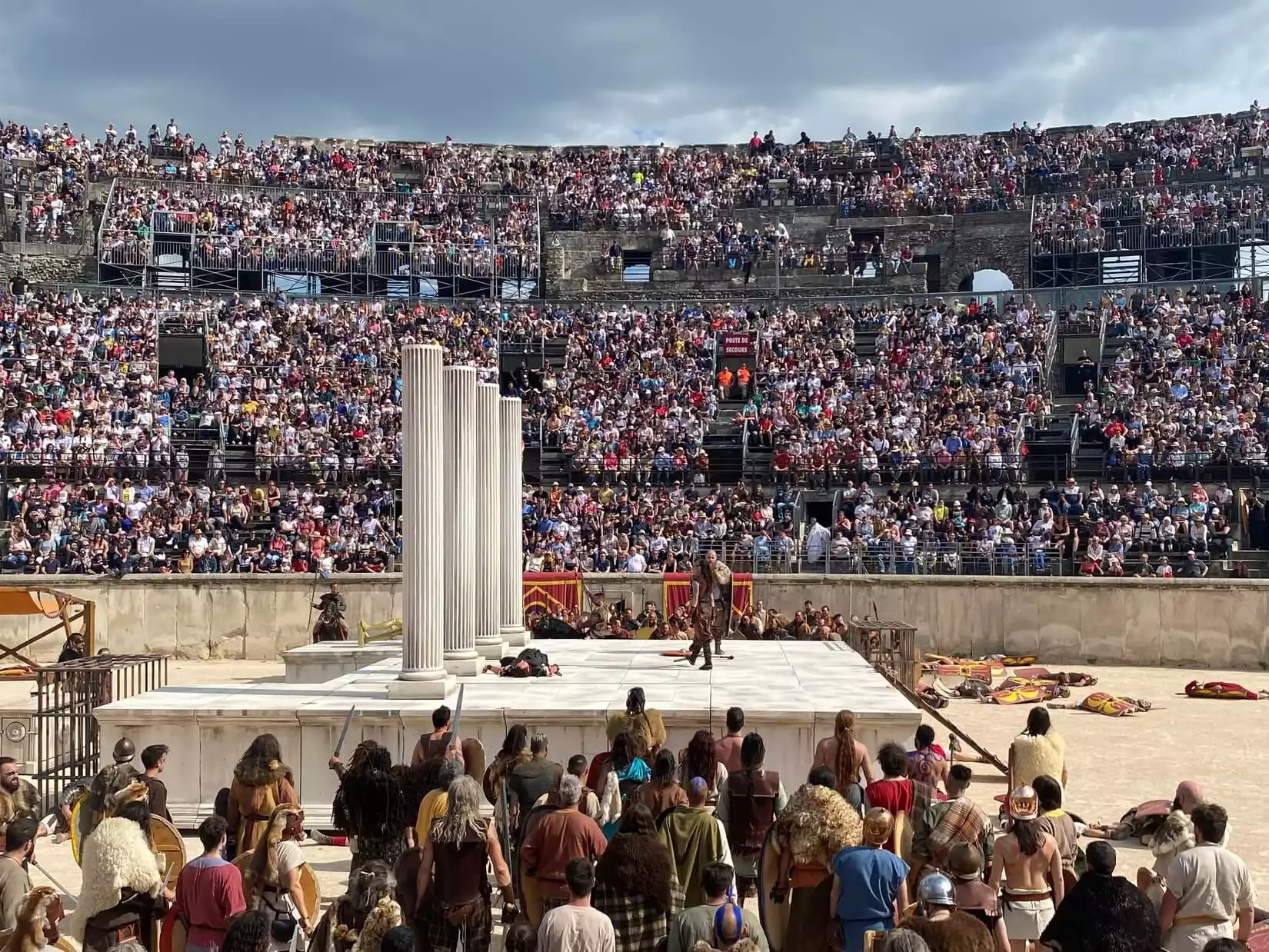 Spectacle Hadrien  Edeis et R2B condamnés décors non-réglés tribunal nîmes