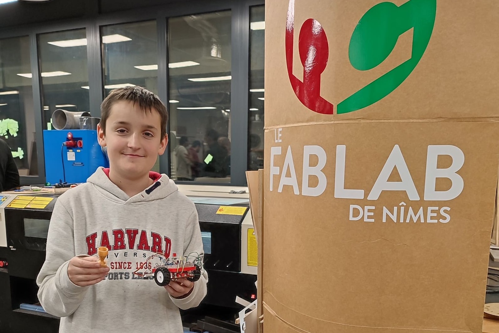 Le jeune gagnant, Tim Page, peut être fier de son robot. Crédit photo 