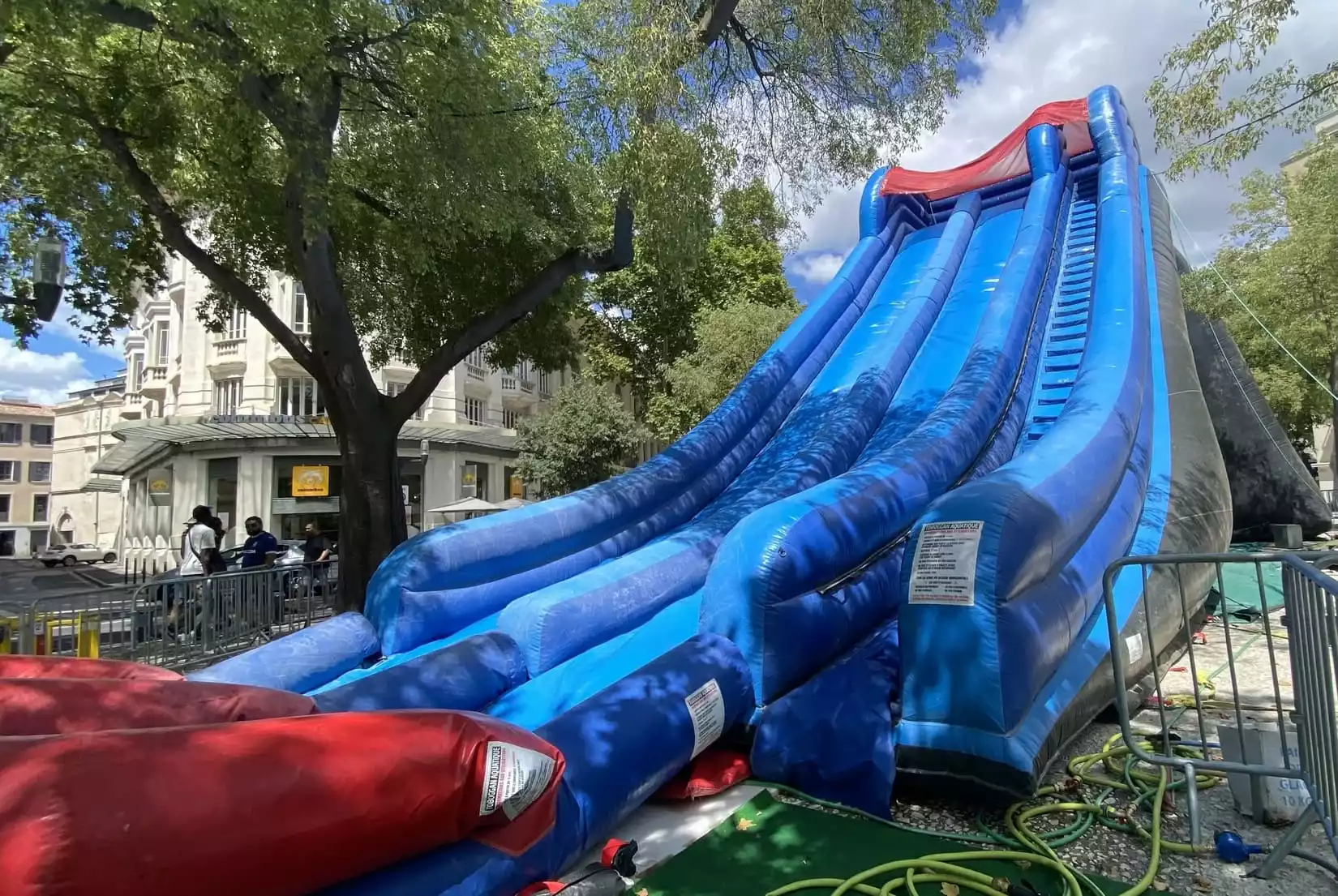 Nîmes Ventriglisse association enfants malades événement enfants structure gonflable esplanade glisse buvette