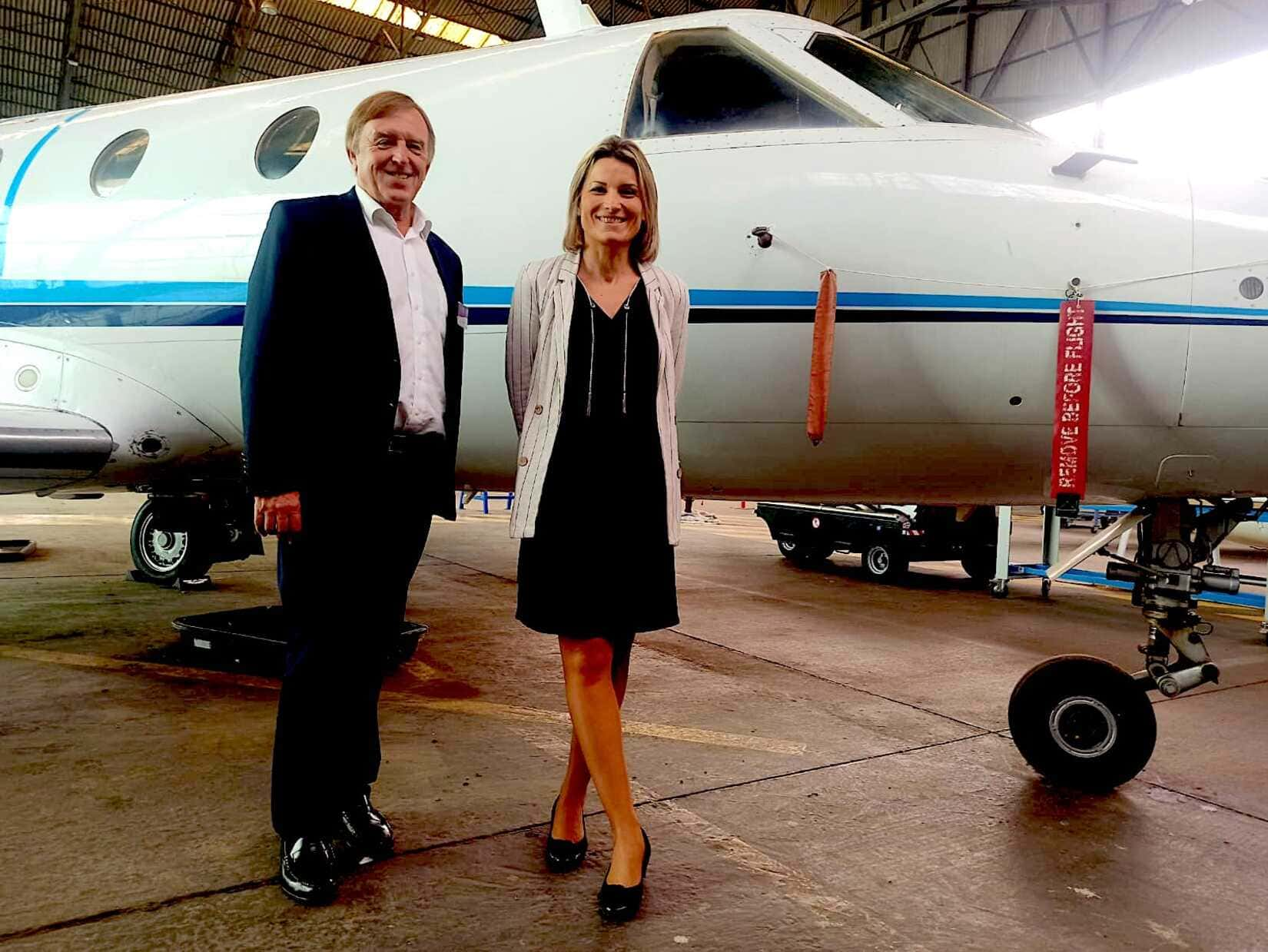 Yvan Lachaud, directeur de l'Institut Emmanuel d'Alzon, et Virginie Cote devant un avion sur lequel les étudiants du Centre de formation pratiquent. Crédit photo : GG 