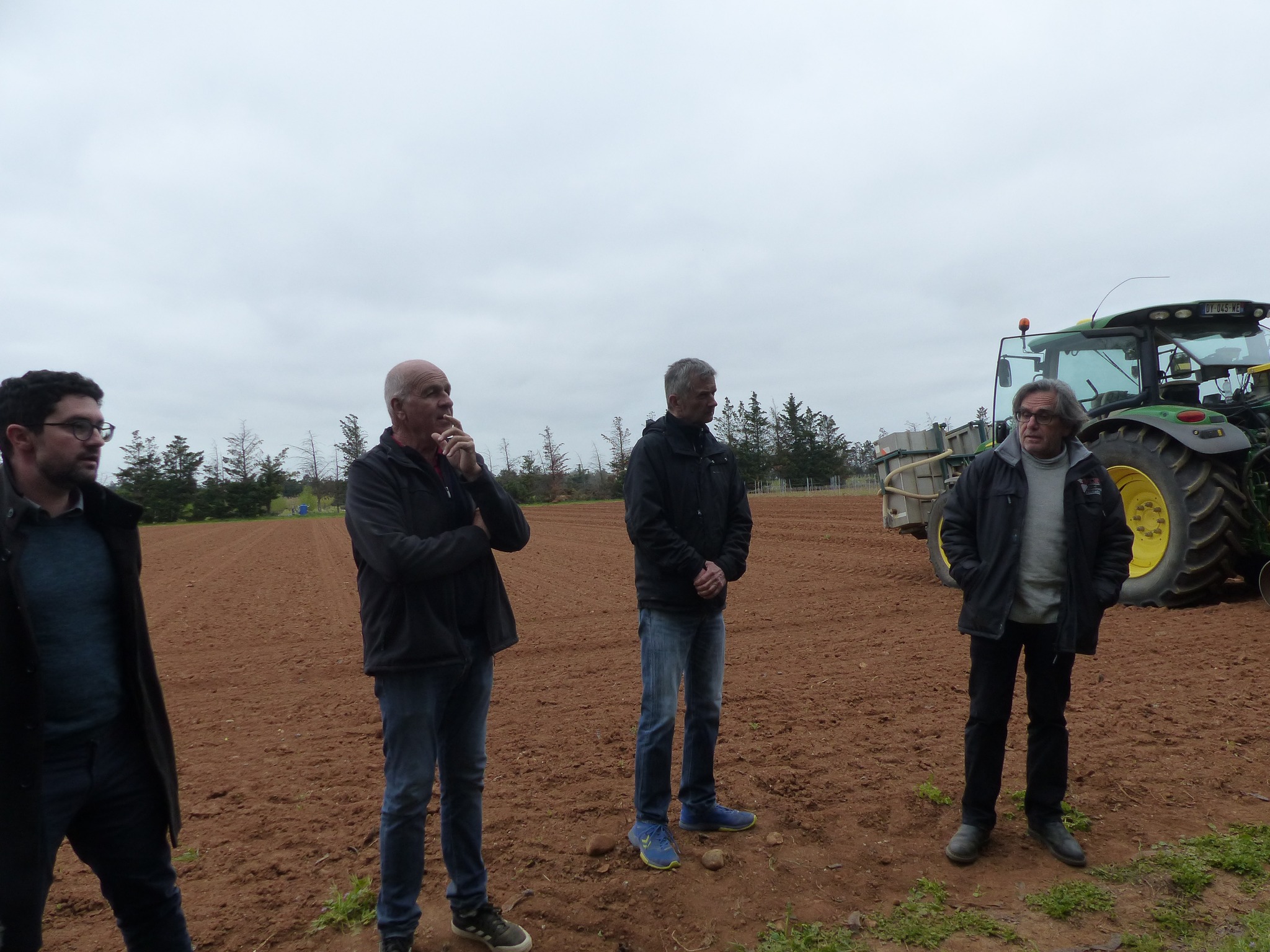 Philippe Cavalier, président SudExpé, aux côtés d’Anton Laubriet, directeur SudExpé et Loïc Breton, directeur de VCR France Pépinières Viticoles. Crédit photo : Chambre de l'agriculture