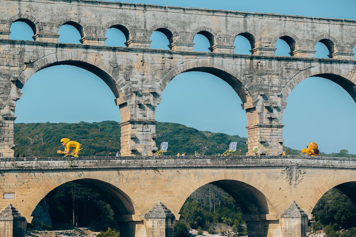 cyclistes du Tour sur le pont du Gard