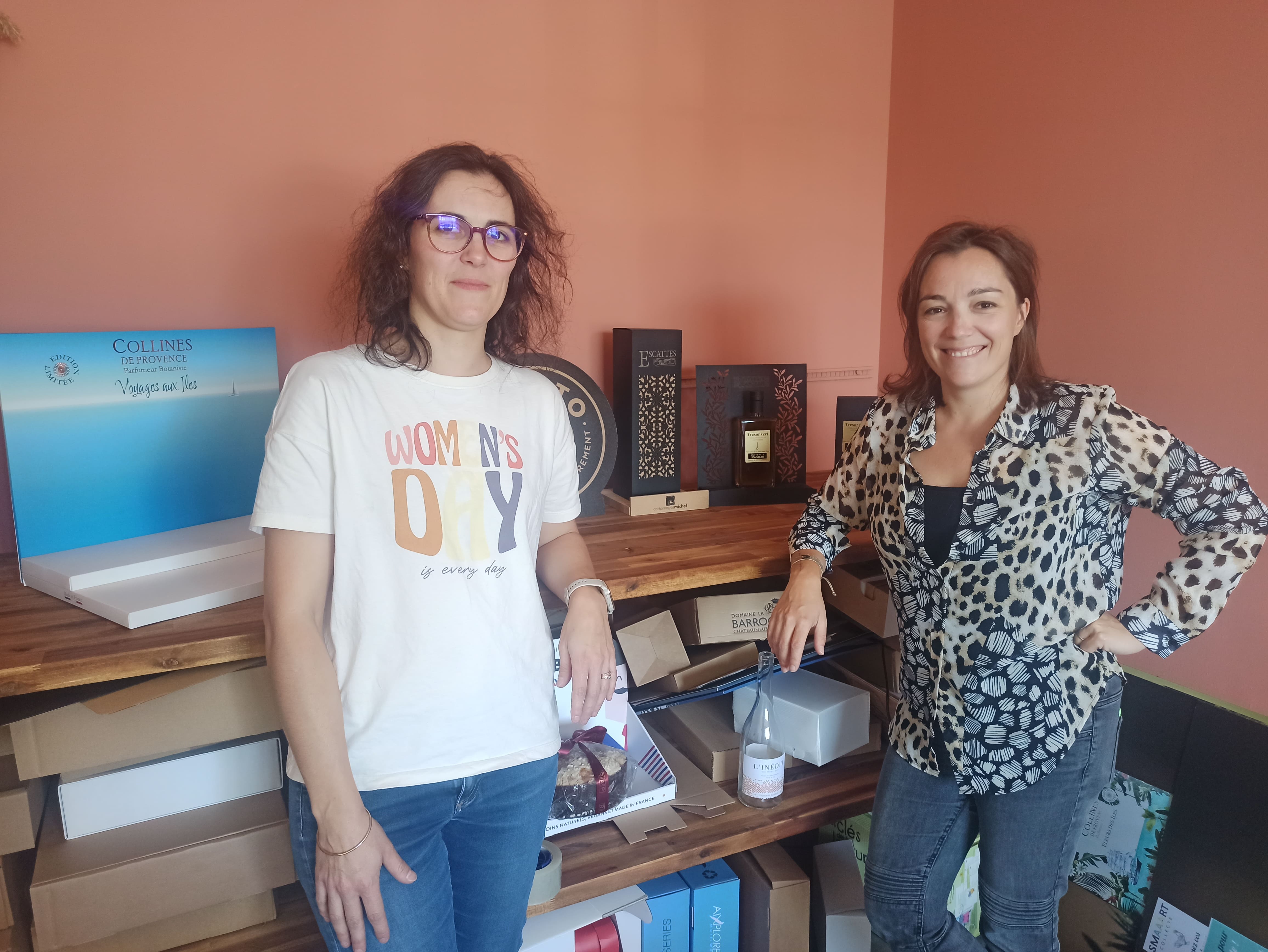 Caroline Mahé et Sophie Marcon devant leur étalage de leur entreprise. 