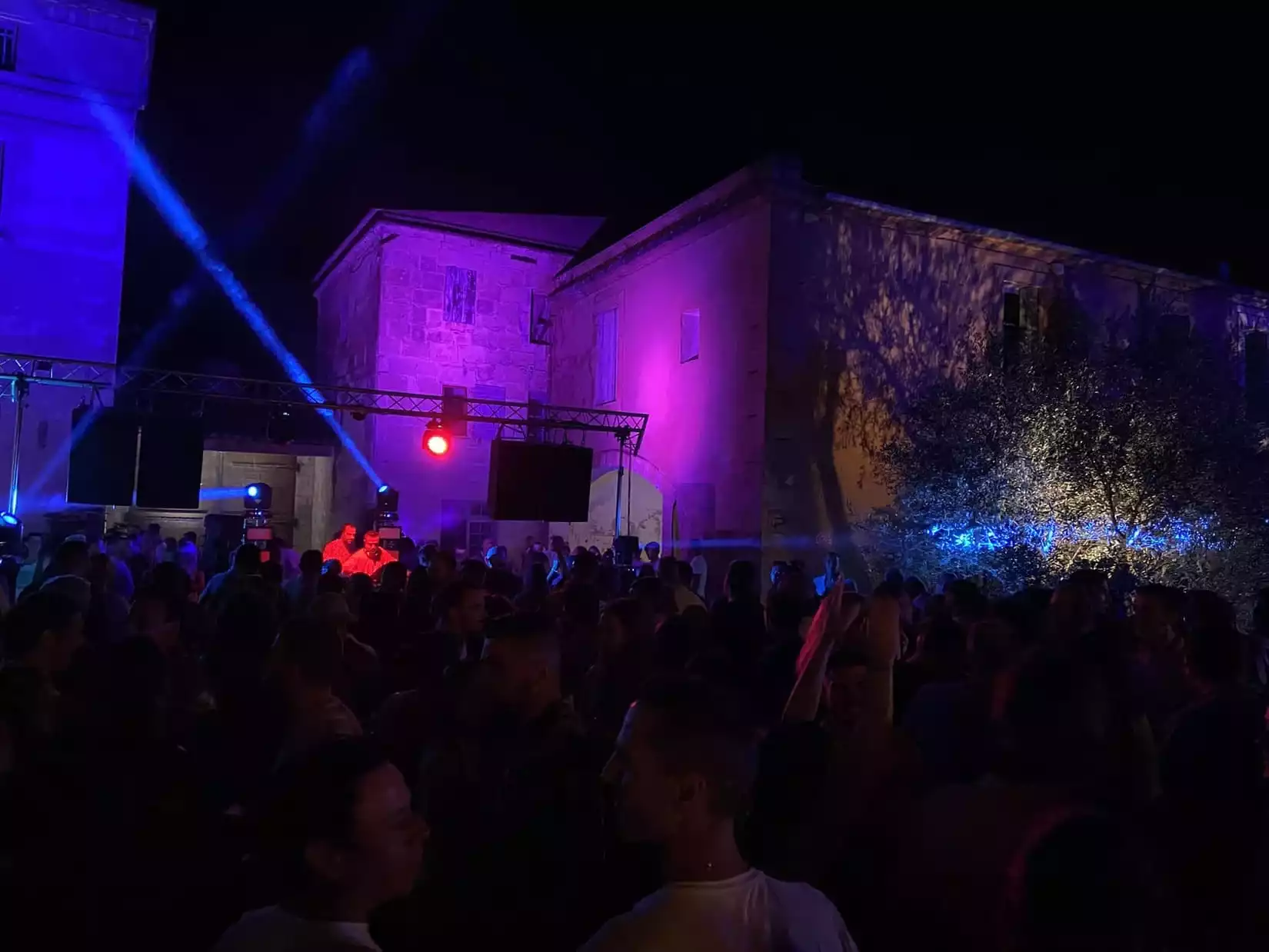 soirée électro château de Campuget DJ parisiens et gardois tellement sud