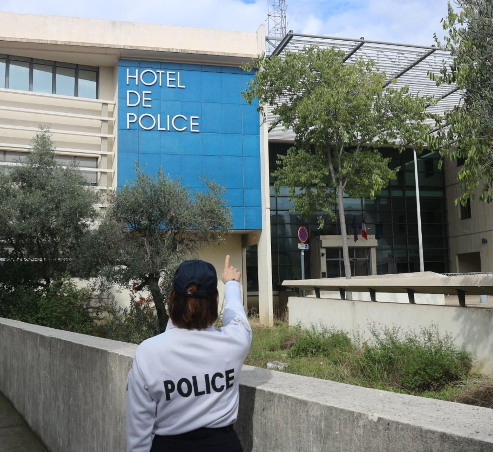 dealeuse_cannabis_drogue_Nîmes_selfie_photo_bracelet_électronique_arrestation_police_commissariat