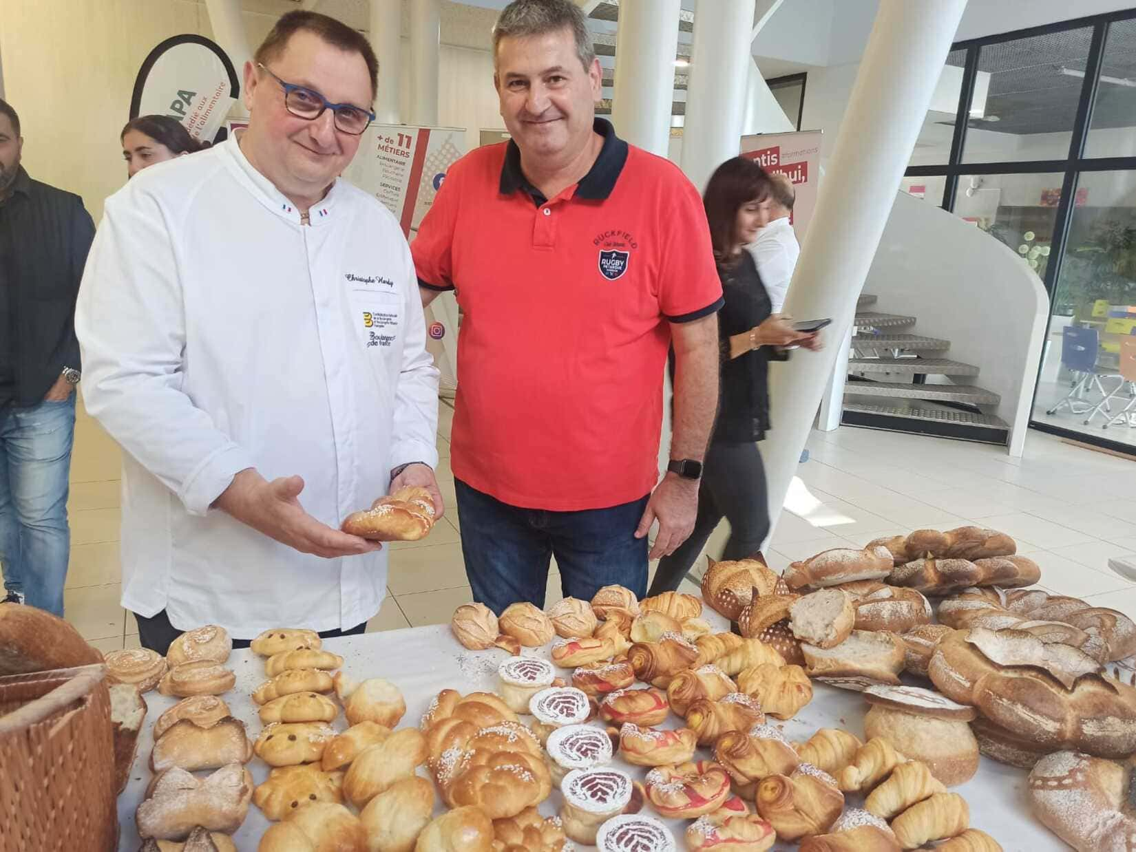 Christophe Hardy (à gauche) et Xavier Perret, président de la Chambre de Métiers, se disent fiers des productions réalisées par les candidats. 