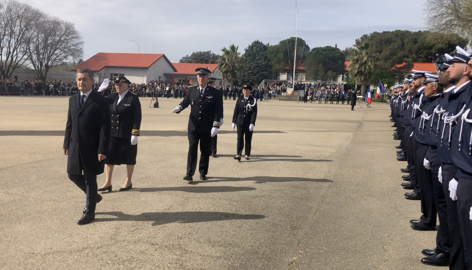 Gérald Darmanin passant en revue les nouveaux policiers au garde-à-vous. Crédit photo : GG