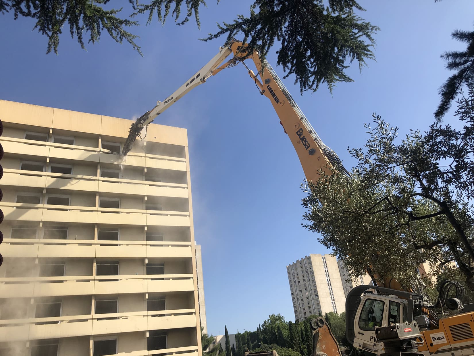 La destruction du Petit Pollux avait débuté en juillet 2023, elle est désormais terminé. Son grand frère, l'immeuble du Grand Pollux est toujours en cours de démolition. Crédit photo GG