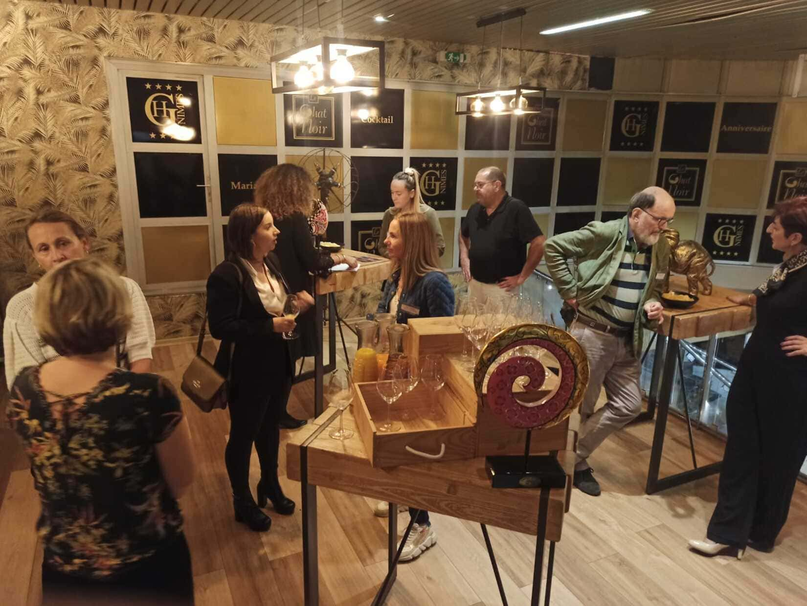 Après la présentation, les participants ont pris un verre ensemble. Chips, cacahuète, un peu de vin, et des jus de fruit étaient à disposition. Crédit photo : GG