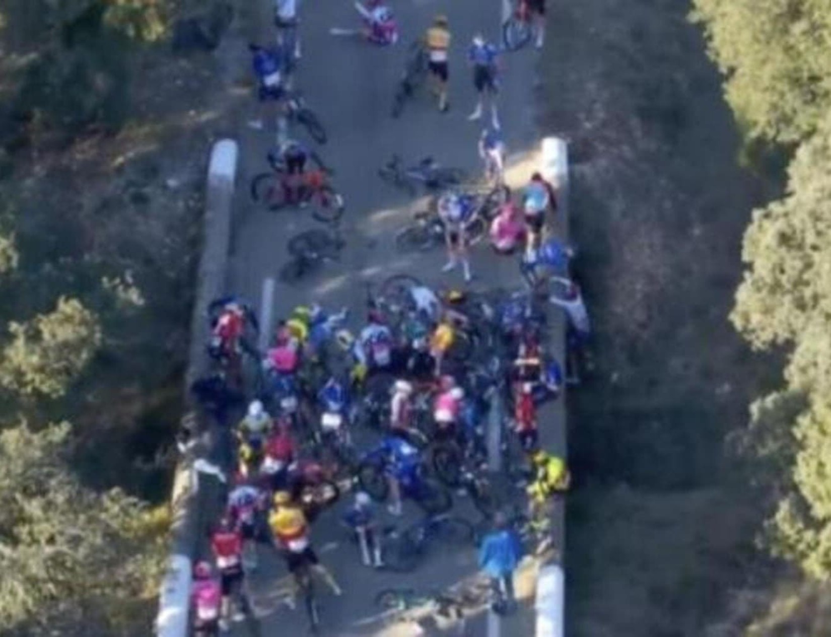 etoile_de_besseges_chute_pelonton_coureurs_cyclistes_course_neutralisée