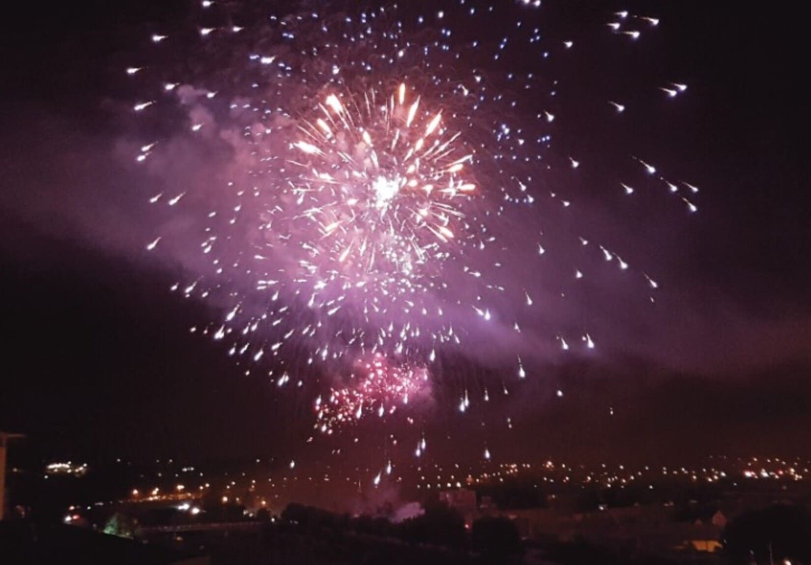 Alès_feu_dartifice_noël_festivités_pyrotechnique_sortie_spectacle_son_lumière