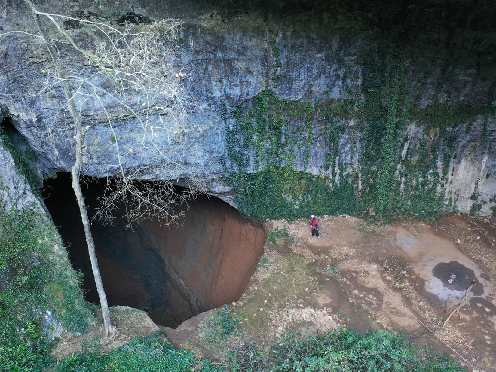 Gouffre de Dions : Un an après l'effondrement, des découvertes archéologiques fascinantes