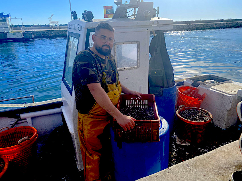 Ce pêcheur sort en mer toute l'année, sauf en cas de mauvaise météo. Noël est une période intéressante car la demande de produits de la mer est forte. Crédit photo GG