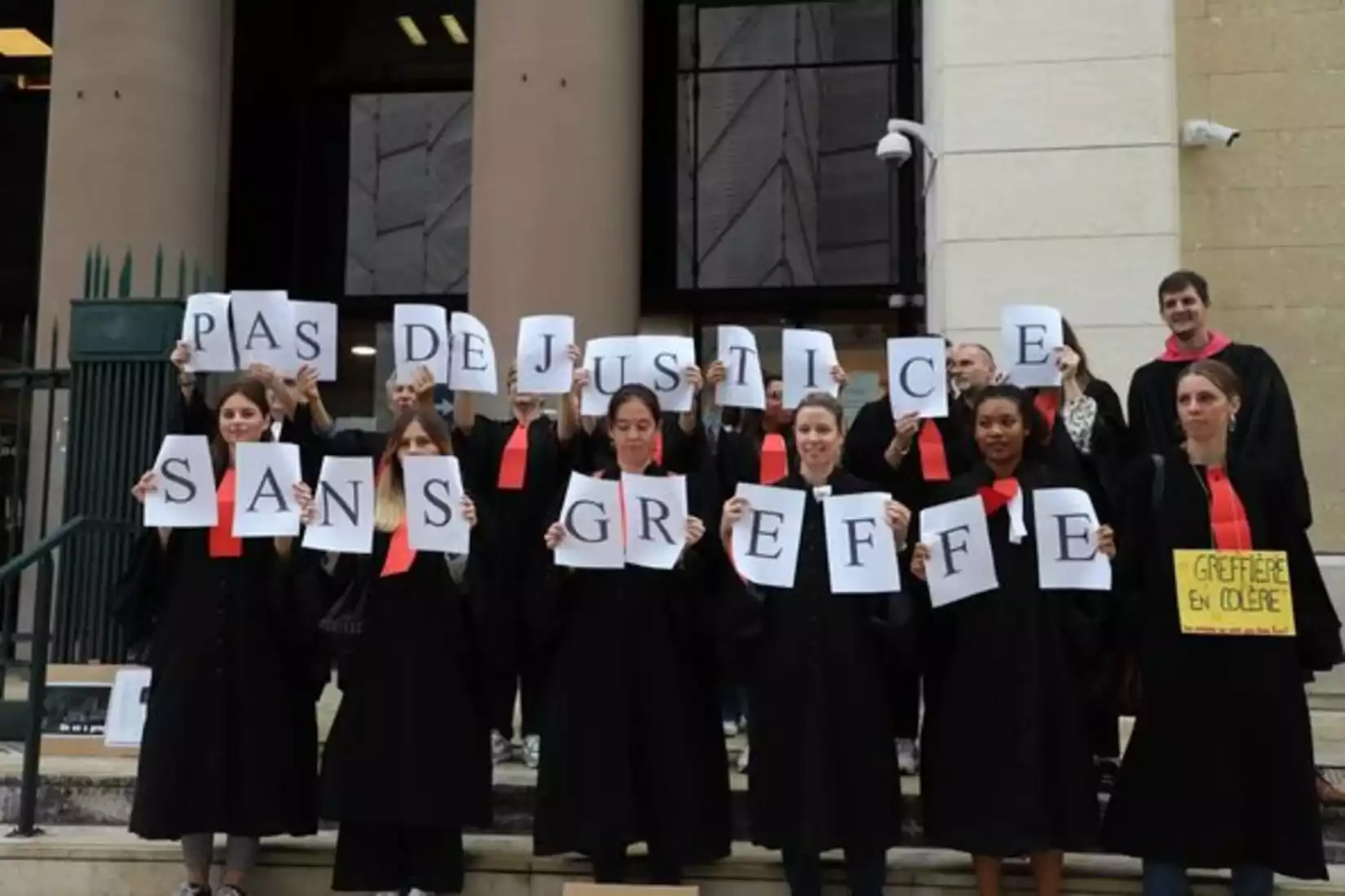 Nîmes grève manifestation greffiers palais de justice social