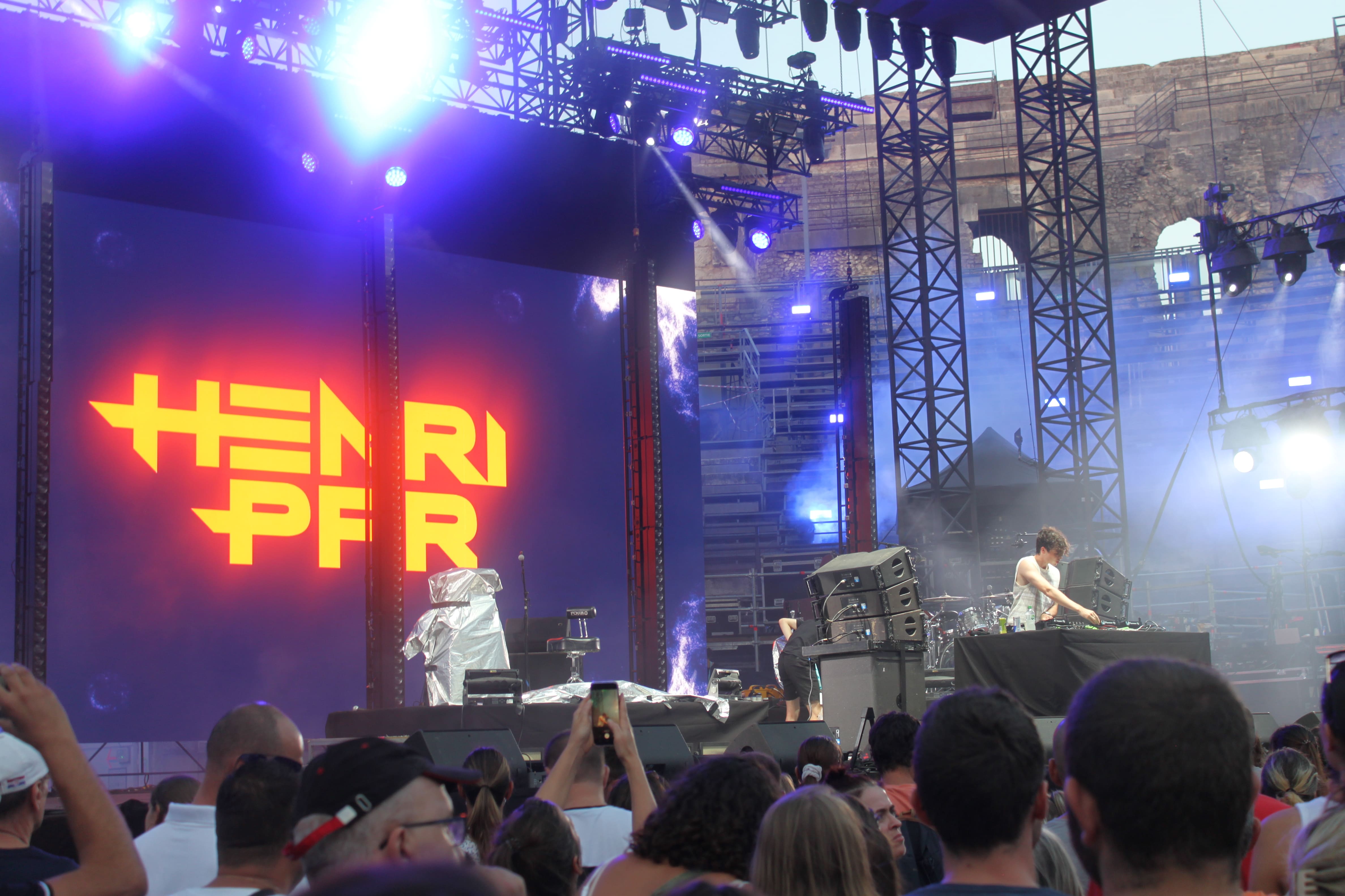 henripfr_henriPFR_festivaldenimes_blackeyedpeas_arenesdenimes_14juillet_reveildumidi.jpg