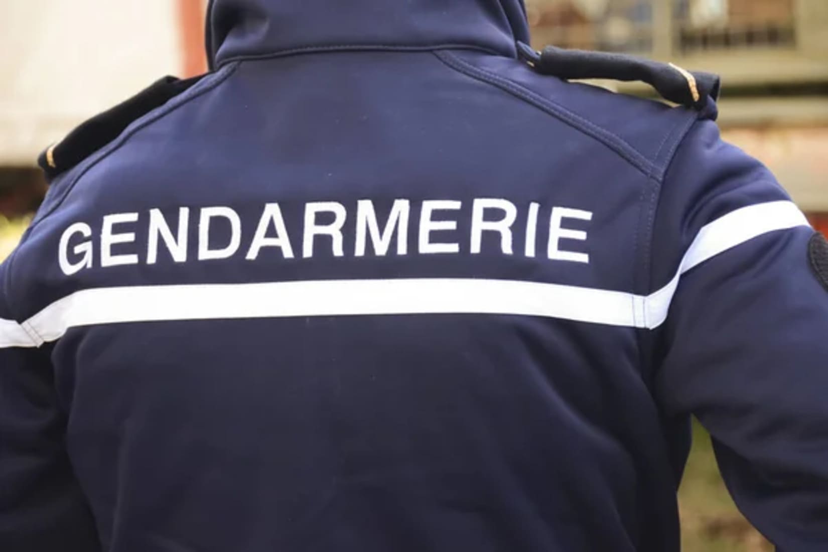 homme retranché chez lui rendu Saint-Laurent-des-Arbres gard