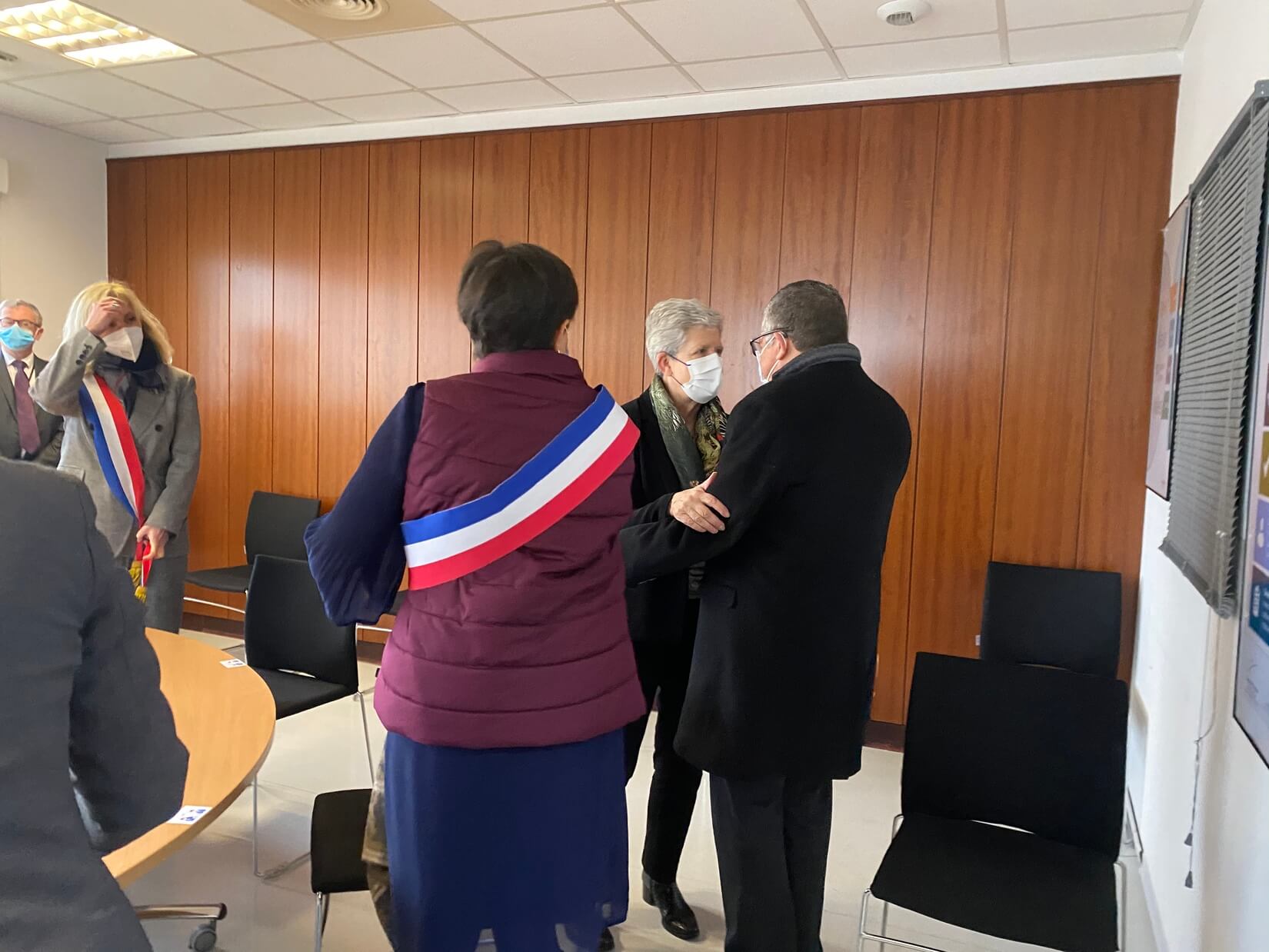 La Ministre Geneviève Darrieuseck, saluant Franck Proust président de Nîmes Métropole.