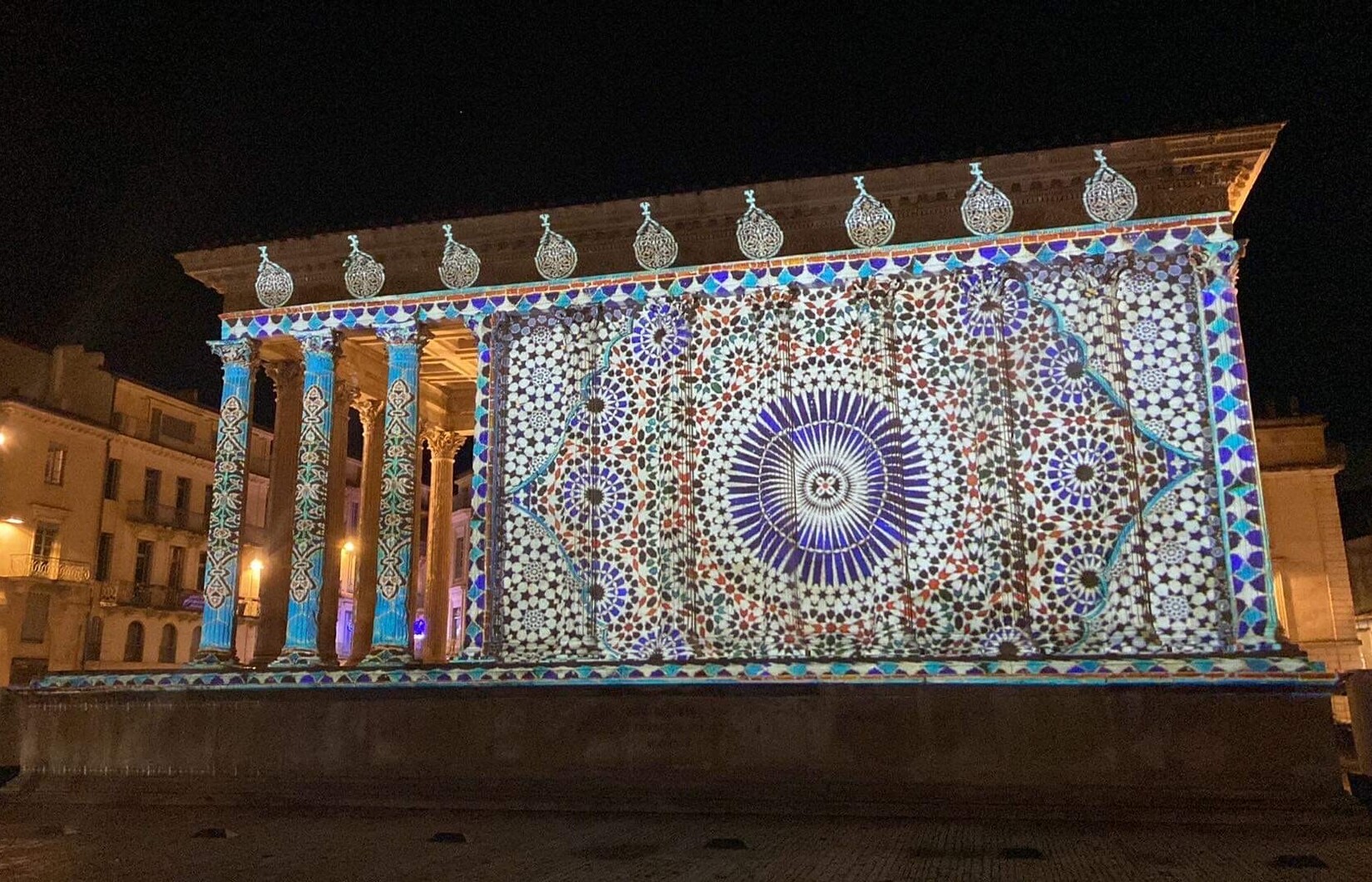 projections_noel_façades_illuminations_idscenes_bgmrealisation_nimes_placedel'horloge_placeduchapitre_maisoncarree_edificesnimois_architecture_reveildumidi