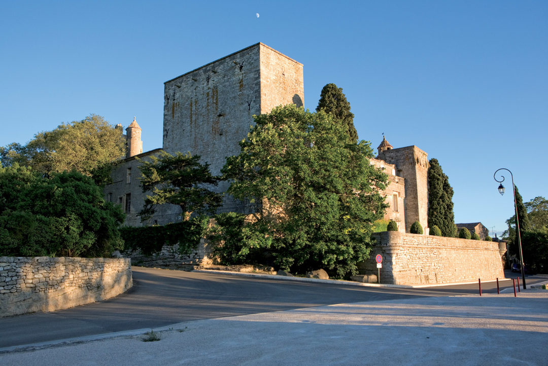 img chateau villevieille exterieur 1080x722