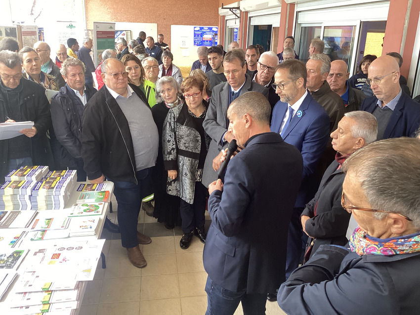 Le préfet Jérôme Bonnet observe le stand de prévention de l'association des communes et collectivités forestières. Crédit photo GG