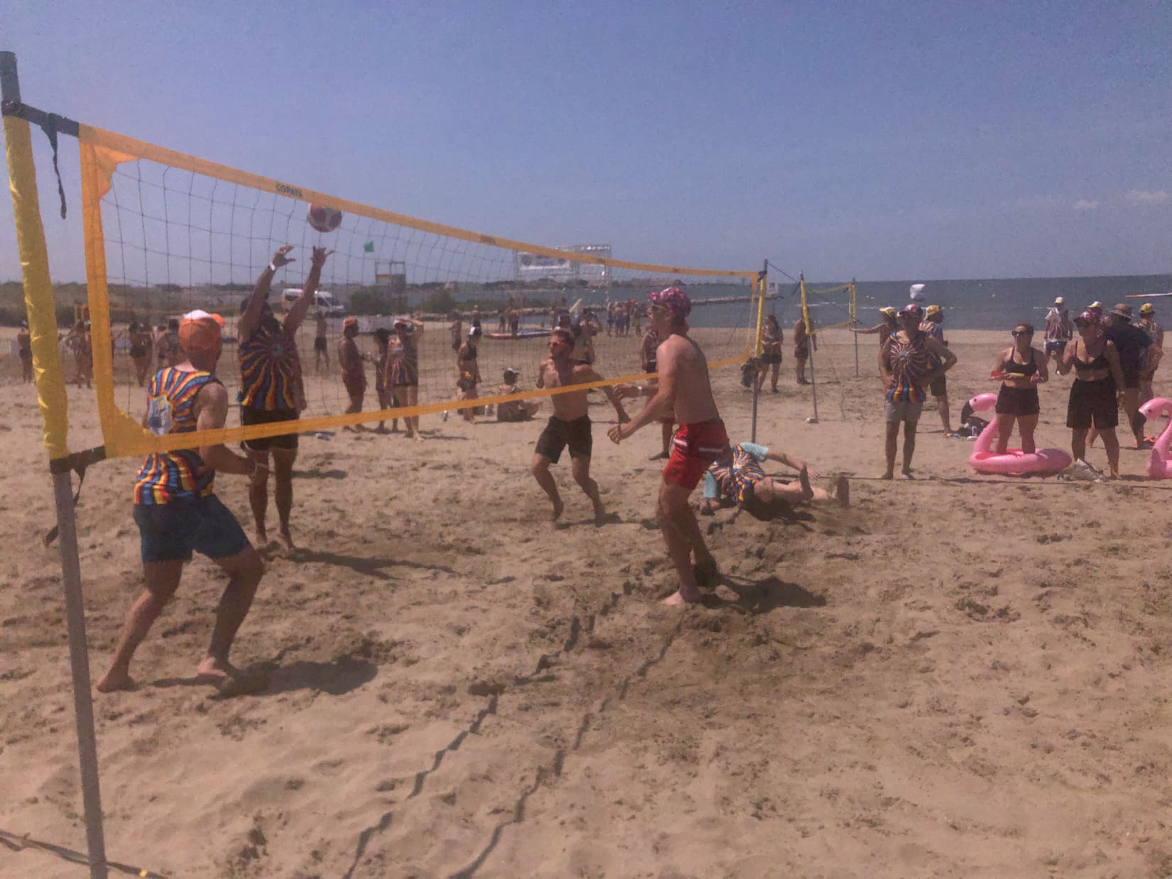 Du beach-volley pour les collaborateurs de la banque. Certains d'entre eux auront peut-être la chance de faire partie des 20 personnes autorisées à pouvoir tenir la flamme olympique l'année prochaine. Crédit photo : GG