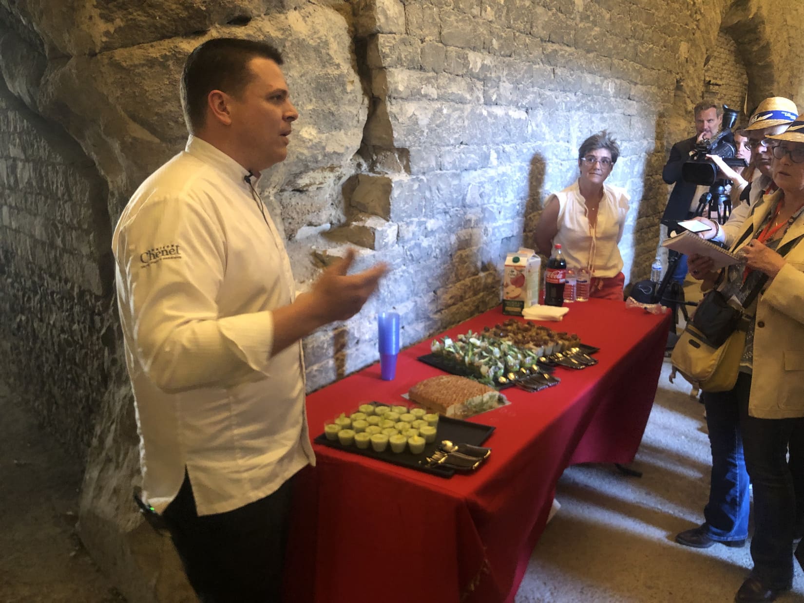 Le chef présente ses plats aux journalistes. Quatre mois lui ont été nécessaires pour concevoir ces recettes d'un autre temps. Crédit photo GG