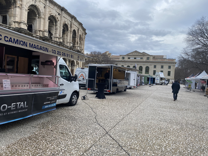 Face au Musée de la Romanité, sur le parvis des Arènes, il y a même un marché pour les gens du marché. Crédit photo GG