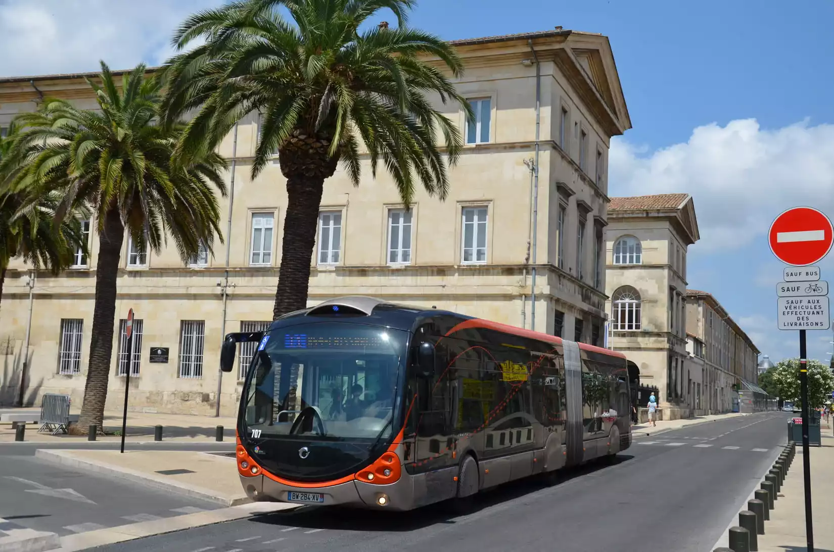 nimes centre-ville ligne de tram métropole gratuité coupole tango 