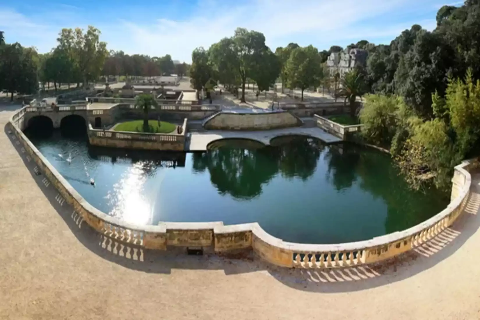 nimes découverte jardins fontaine avec des clowns