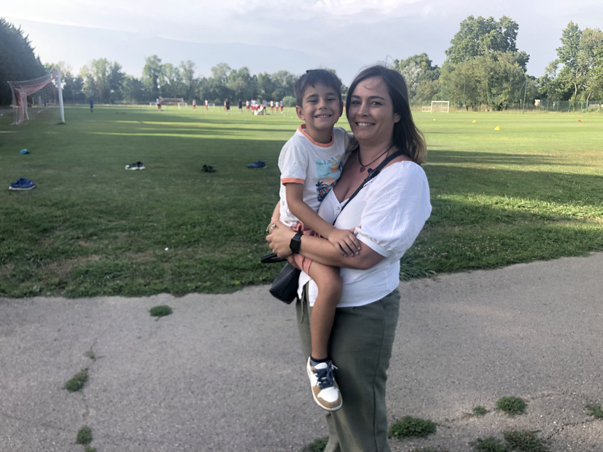 Le jeune Lucas, fan de foot, observe les joueurs du Nîmes olympique lors de leurs entraînements. Crédit photo GG