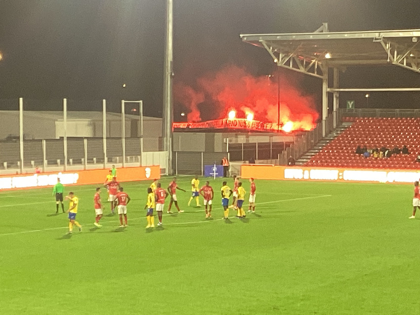 À la demie-heure de jeu, plusieurs supporters à l'extérieur du stade ont déployé une bannière, accompagnée de fumigènes :  «Clim cassée, douche cassée, à quand Nîmes libéré?». Quelques secondes d’apparition avant que la sécurité ne se charge de les expédier. Crédit photo GG