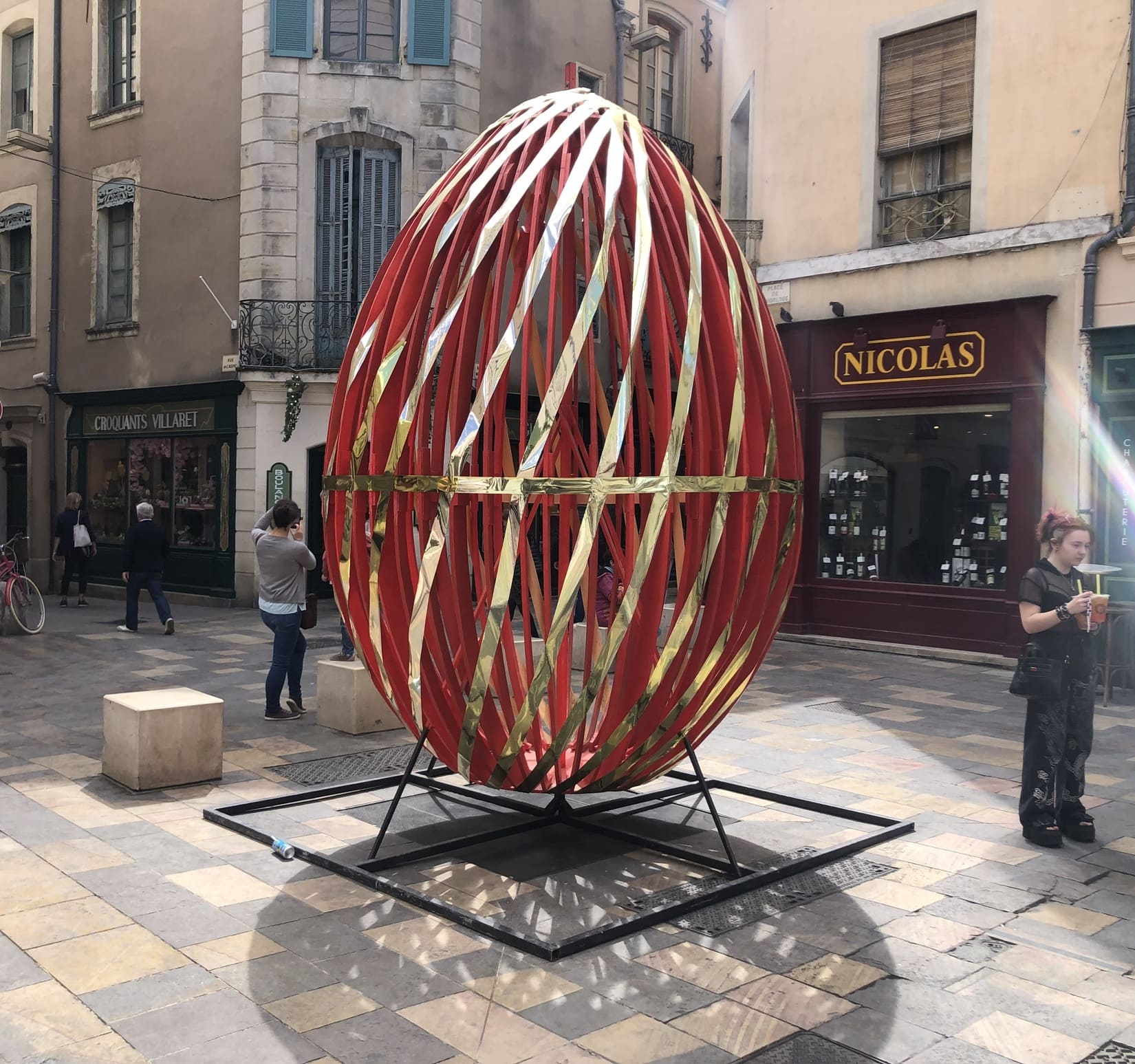 paques nimes oeufs décors géants