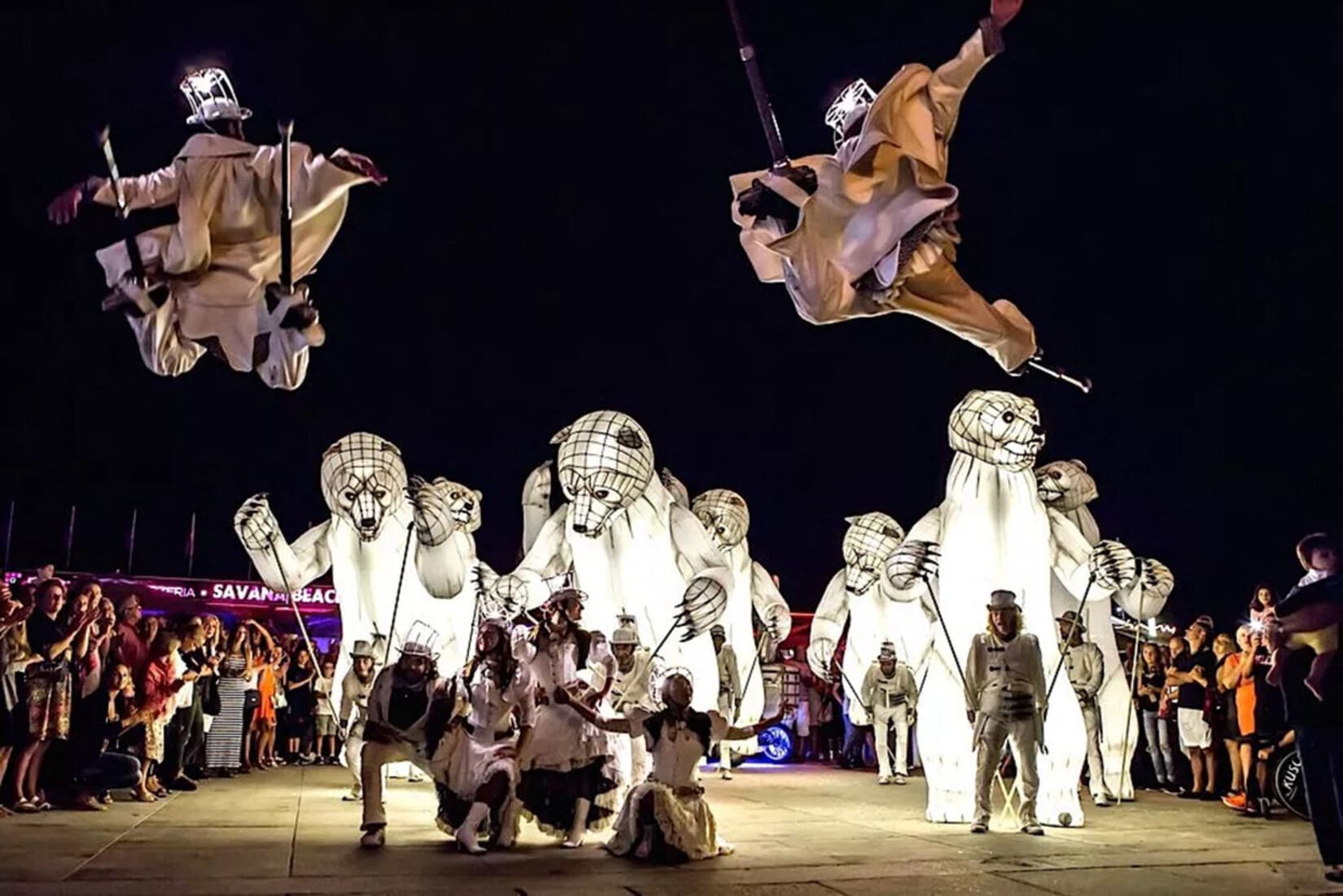 parade_gueule_dours_nîmes_remue_ménage_ours_géants_locomotive_le_réveil_du_midi